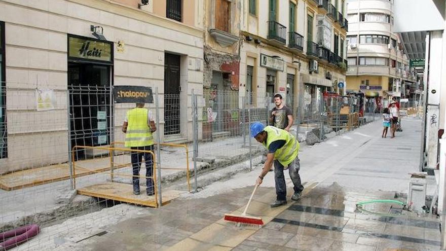 Operarios preparan la obra de la calle Comedias para el inicio de la Feria.