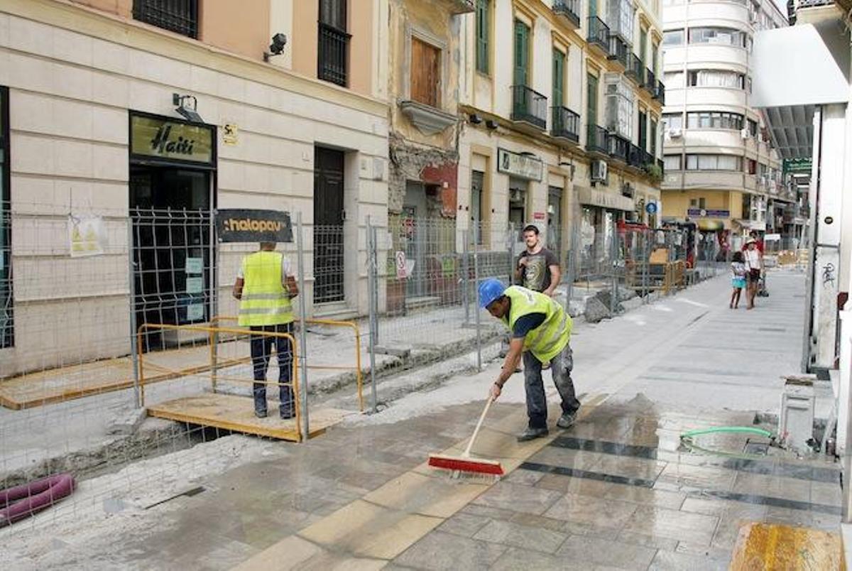 Operarios preparan la obra de la calle Comedias para el inicio de la Feria.