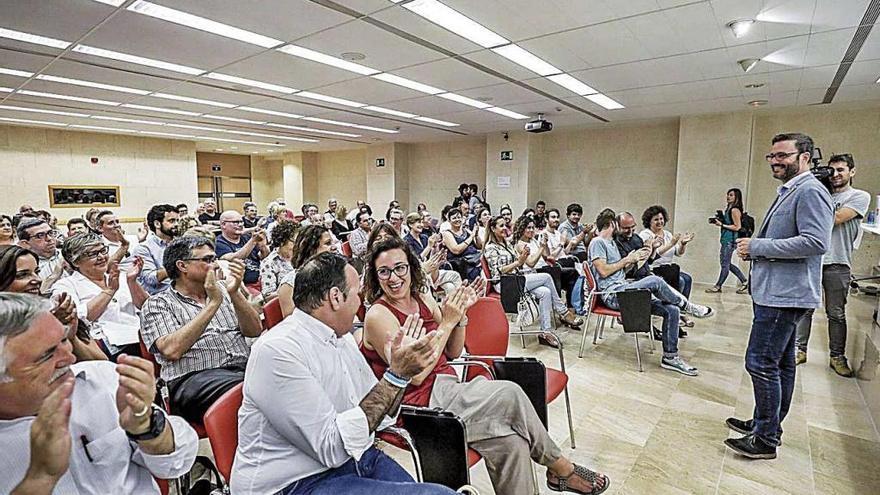 El futuro alcalde de Palma, JosÃ© Hila, se dirige a los militantes socialistas.