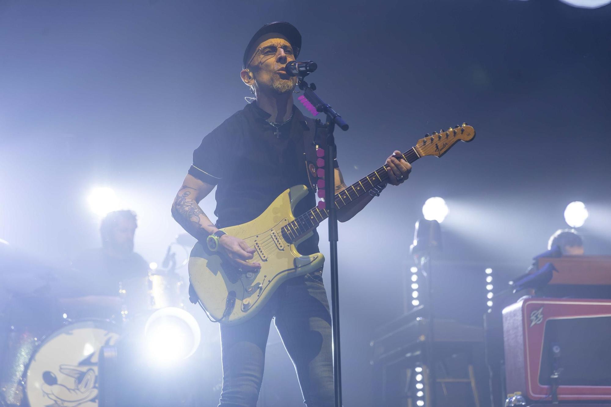 El Multiusos Fontes do Sar a los pies de Fito y sus fitipaldis