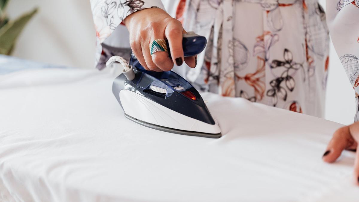 El motivo por el que cada vez más gente pone papel de aluminio en la tabla de planchar