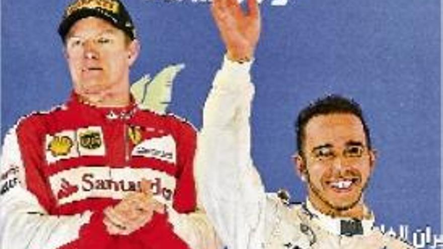 Hamilton (dreta) celebra el triomf davant del fred Raikkonen