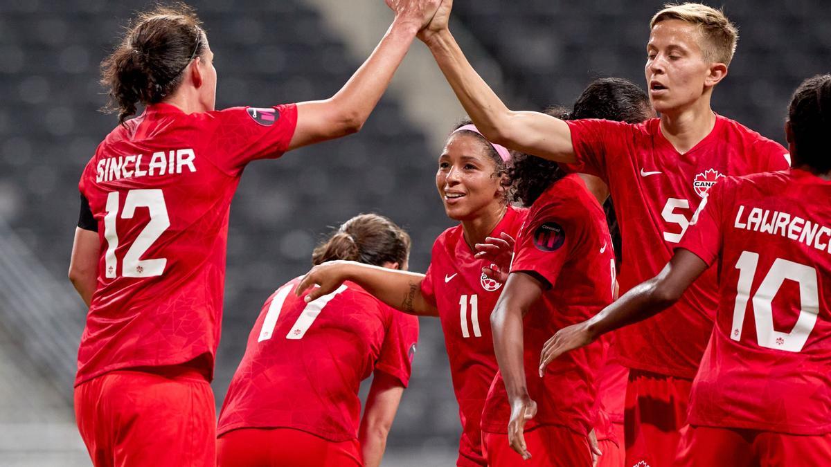 Sinclair y Quinn celebran un gol de la selección femenina de Canadá.