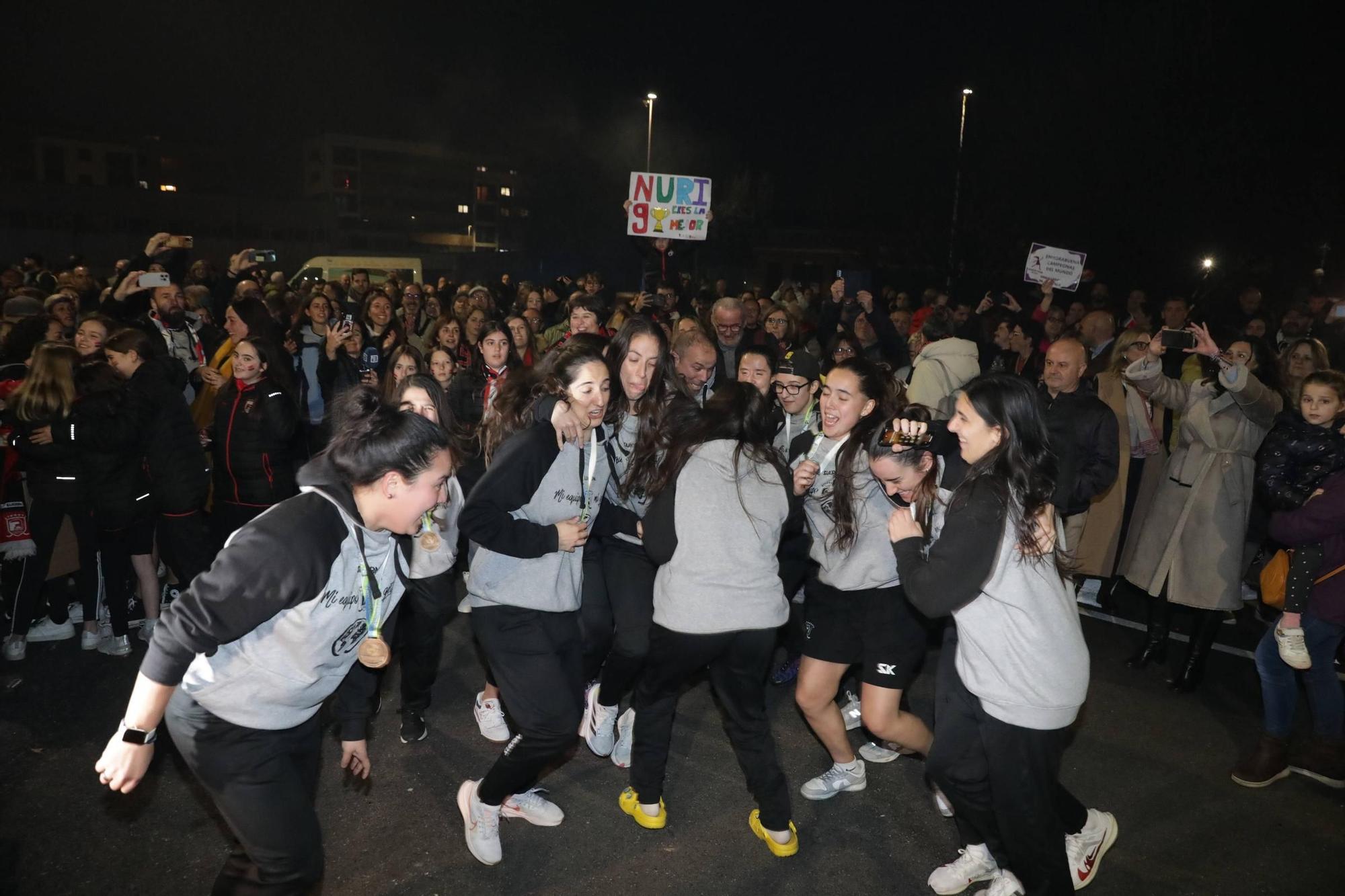 Así fue el multitudinario recibimiento en Gijón a las jugadoras del Telecable (en imágenes)