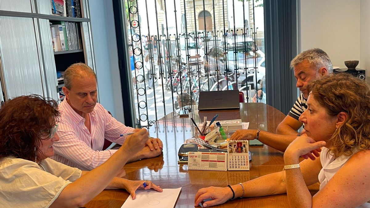 Un momento de la reunión de los socialistas con el colectivo vecinal de Porceyo.