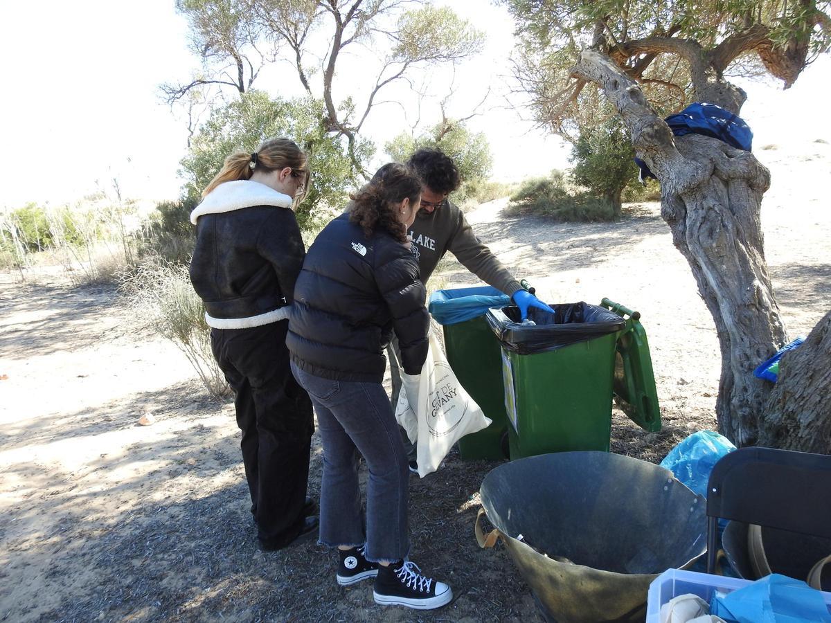 Jóvenes participan en la actividad de sensibilización para mejorar el entorno natural del Clot de Galvany