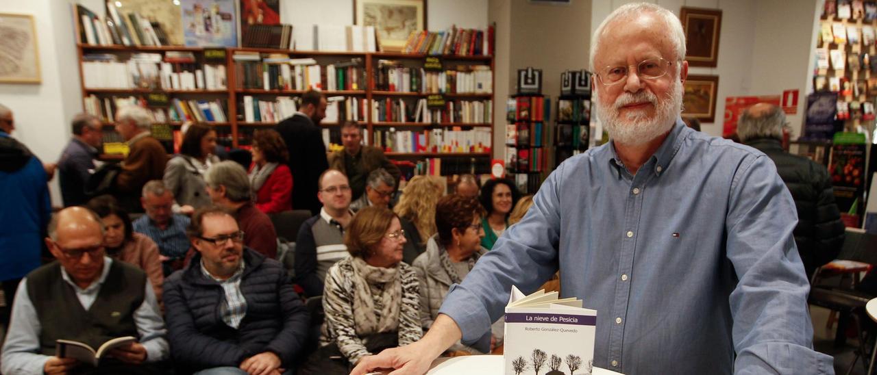 Roberto González-Quevedo, en la presentación de un libro.