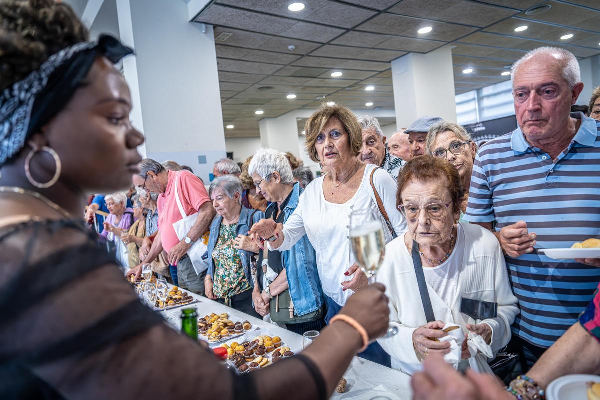 Asistentes a la presentación de la Red Antirumores de L'Hospitalet.