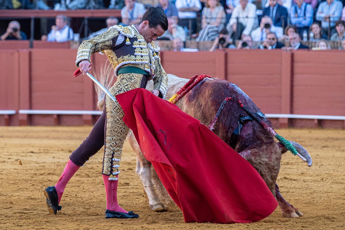 Cerrando la faena Galván.