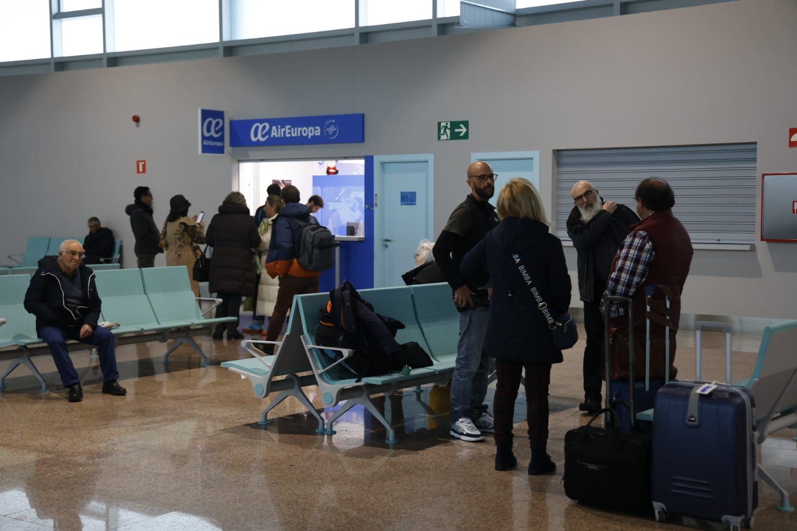 El temporal castiga a Peinador: ocho vuelos cancelados y más de mil viajeros afectados
