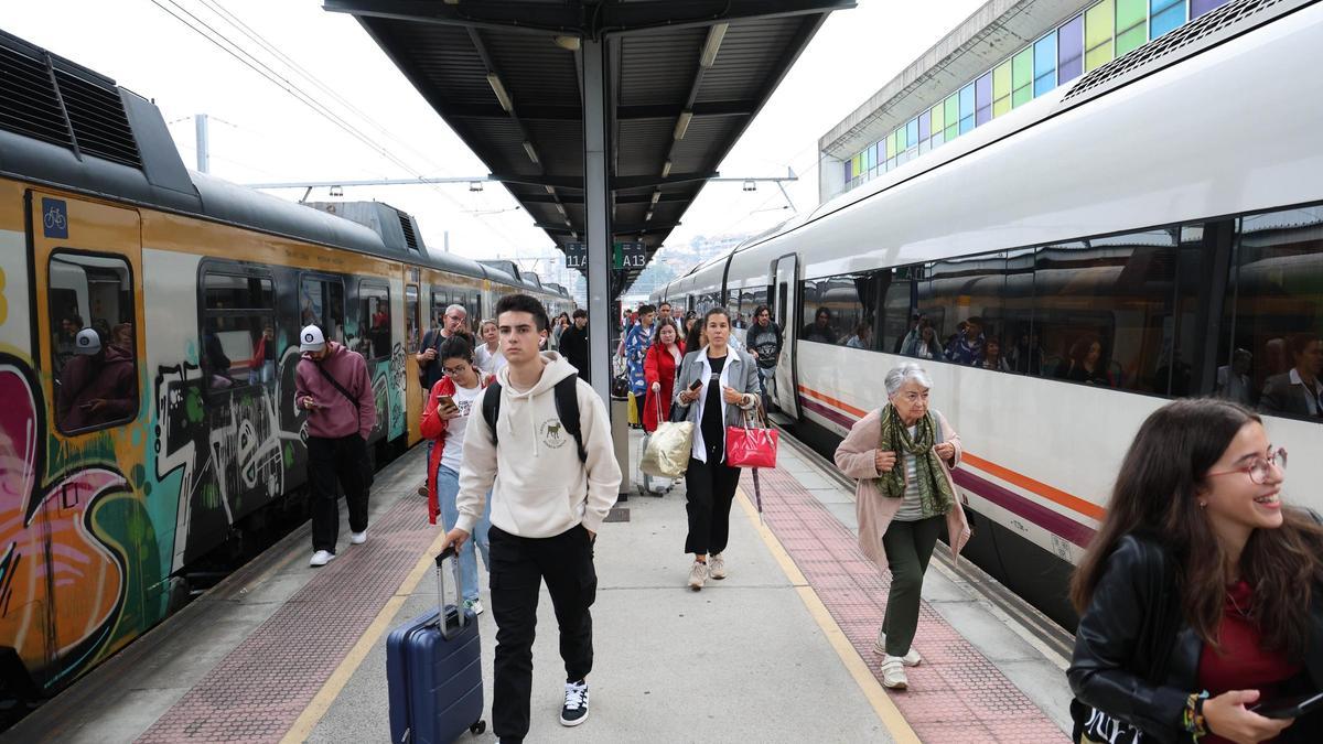 Universitarios y trabajadores a su llegada en tren a la estación de Vigo-Guixar