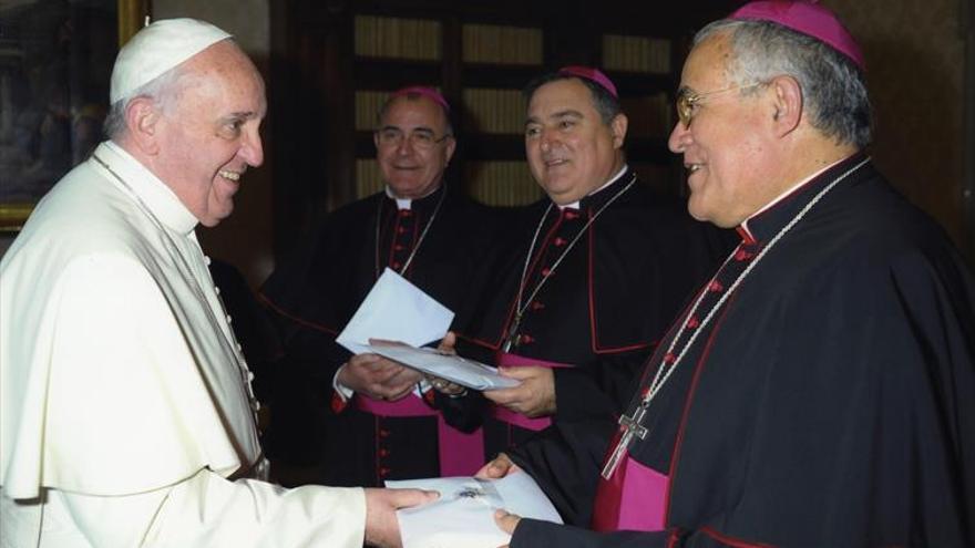 El obispo entra en la Congregación para las Causas de los Santos