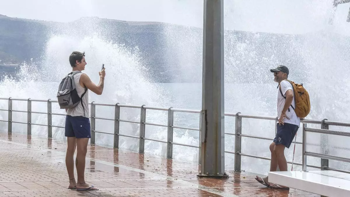 Las mareas del Pino o mareas vivas vuelven a convertir algunos tramos del paseo de Las Canteras en espacios de juego