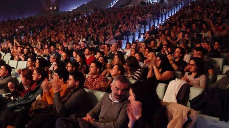 Numeroso público acudió ayer al Mar de Vigo para disfrutar del espectáculo. // José Lores