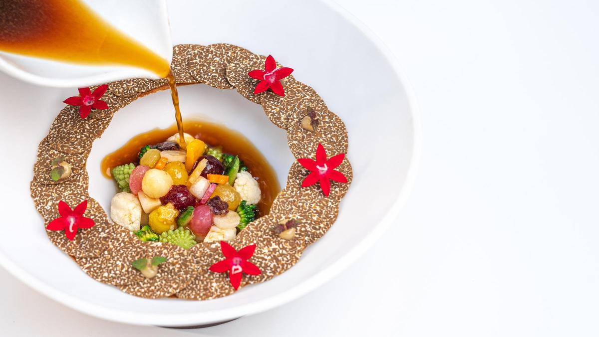 El círculo de trufa con 24 verduras de Cocina Hermanos Torres.