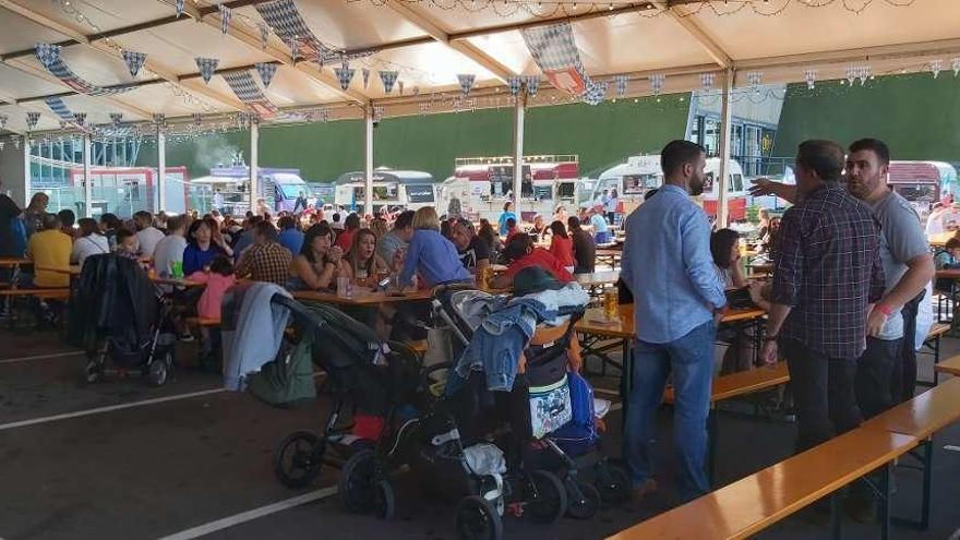 El recinto festivo instalado en el aparcamiento próximo al centro deportivo Juan Carlos Beiro, ayer, a primera hora de la tarde.