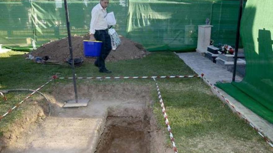 El forense traslada los restos de bebé hallados en la última exhumación de Alicante.