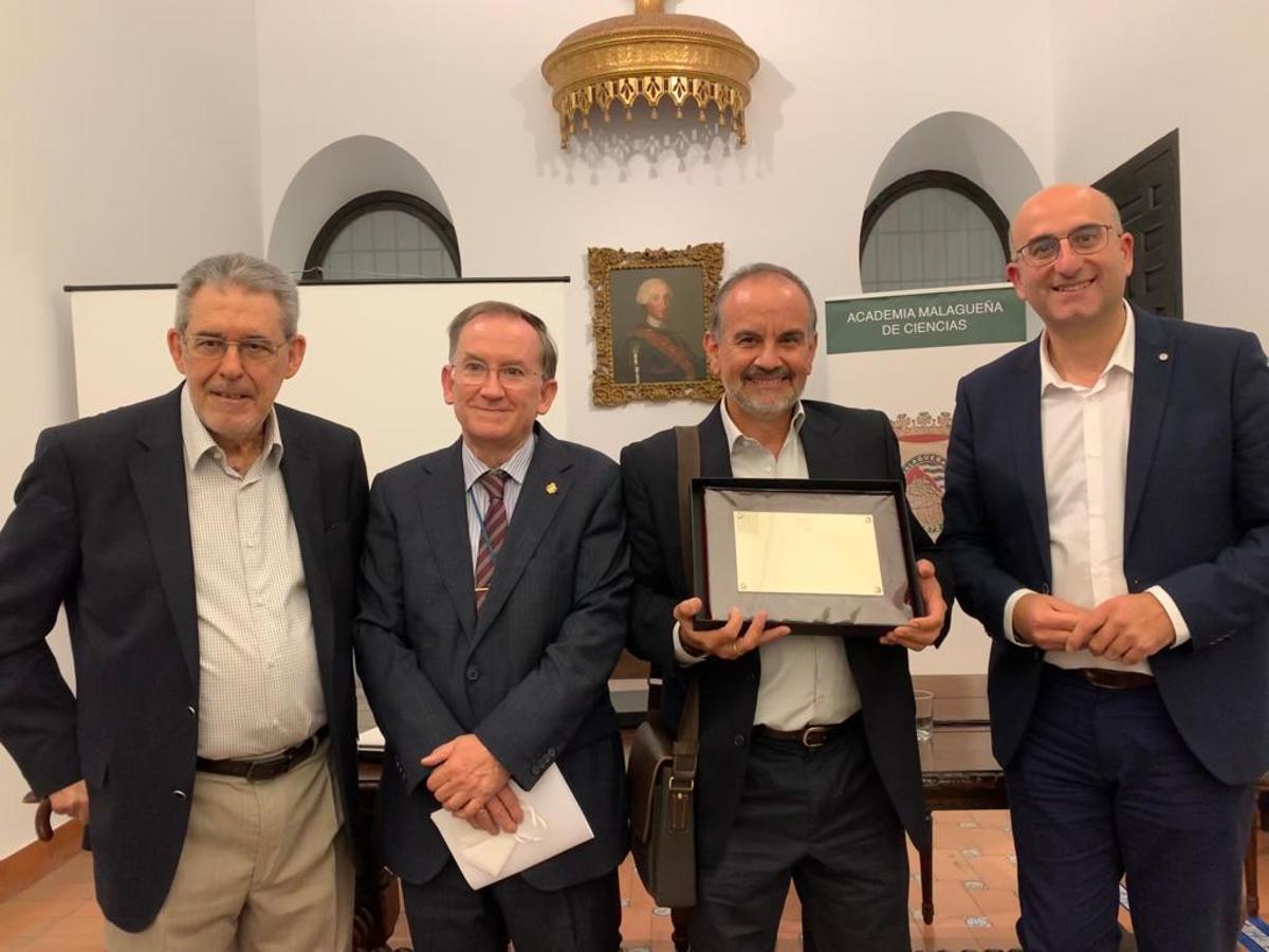 Recibiendo la placa de honor de la Academia Malagueña de Ciencias en 2021 por su trabajo de divulgación científica.