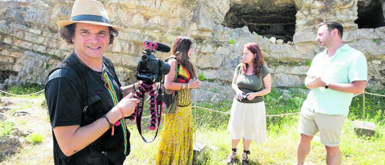 Jorge Said graba en la necrópolis de es Puig des Molins para su serie ‘Buscando a Dios’.