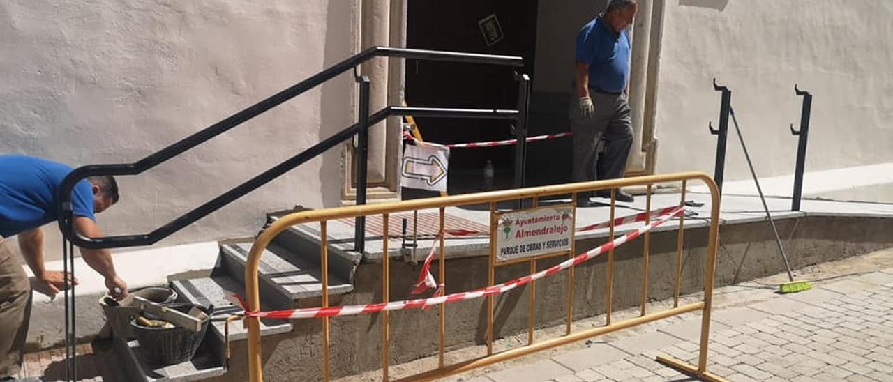 La nueva entrada de la iglesia de Santa Clara de Almendralejo despierta polémica - El Periódico Extremadura La nueva entrada de la iglesia de Santa Clara de Almendralejo despierta polémica - El Periódico Extremadura