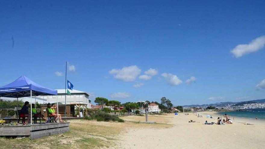 Playa de Rodeira este pasado verano con la bandera azul. // Santos Álvarez