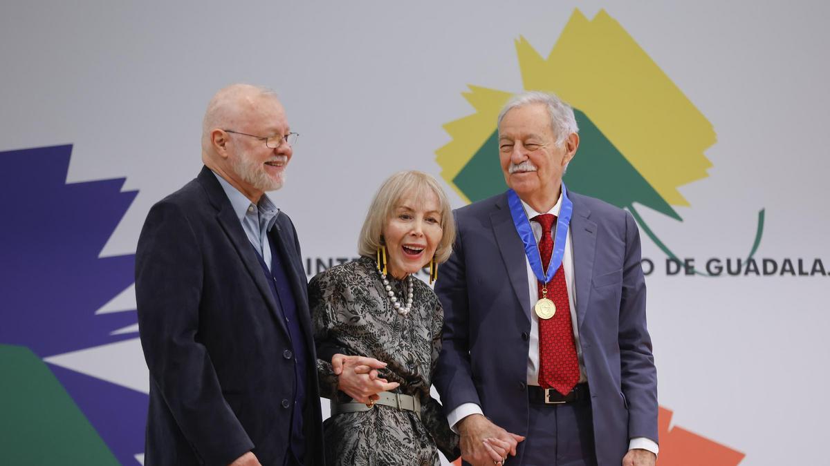 Eduardo Mendoza, al recibir la medalla Carlos Fuentes en la FIL de Guadalajara.