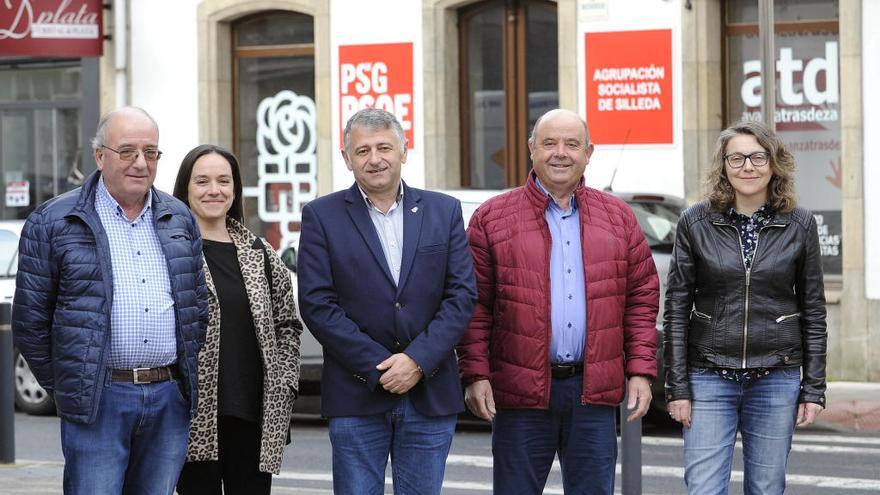 El candidato del PSOE de Silleda, Manuel Cuíña, flanqueado por los otros cuatro primeros puestos de la lista.