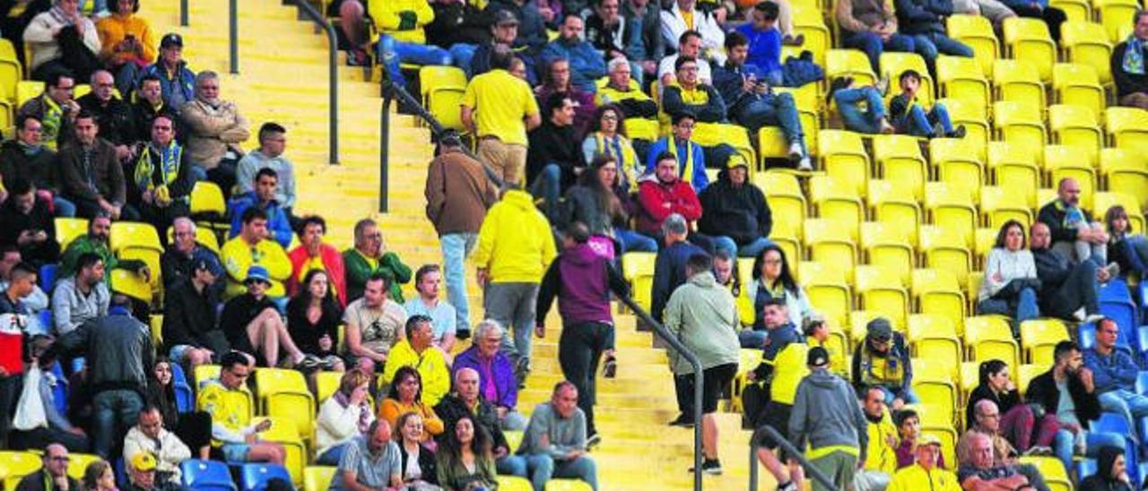 Un grupo de aficionados se marcha antes del pitido final del partido que enfrentó a la UD Las Palmas y el Cádiz en esta temporada.