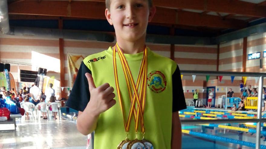 Yago con algunas de las medallas de campeón de España. // FDV