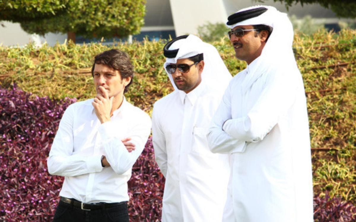 El jeque Tamim ben Hamad al-Thani, el presidente del PSG Nasser Al-Khelaïfi y el director deportivo Leonardo