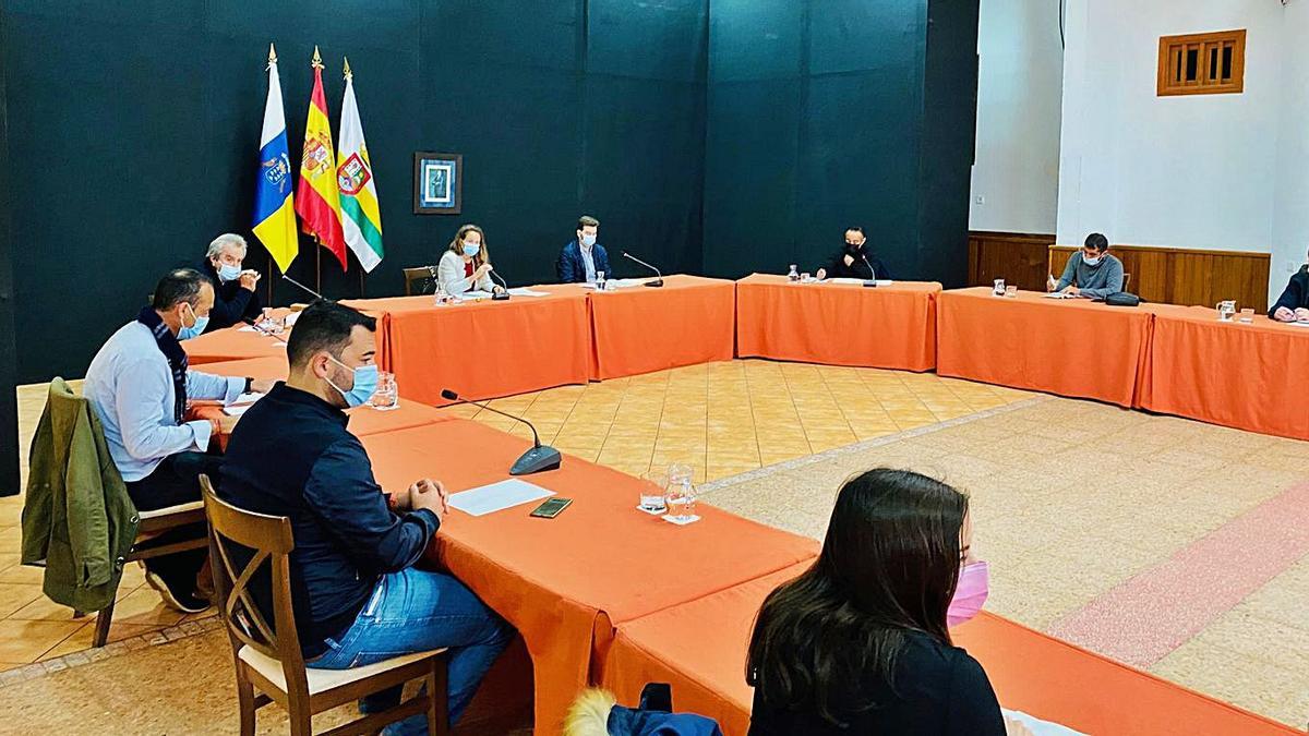 Sesión plenaria del Ayuntamiento de Haría, ayer, en el centro sociocultural La Tegala. | | LP / DLP