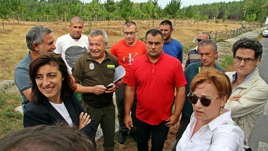 La conselleira de Medio Rural en una visita a un monte en mancomún en Louro, A Coruña.