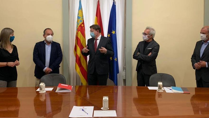 El presidente de la Generalitat, Ximo Puig, con los responsables de Alicante Gastronómica Solidaria.