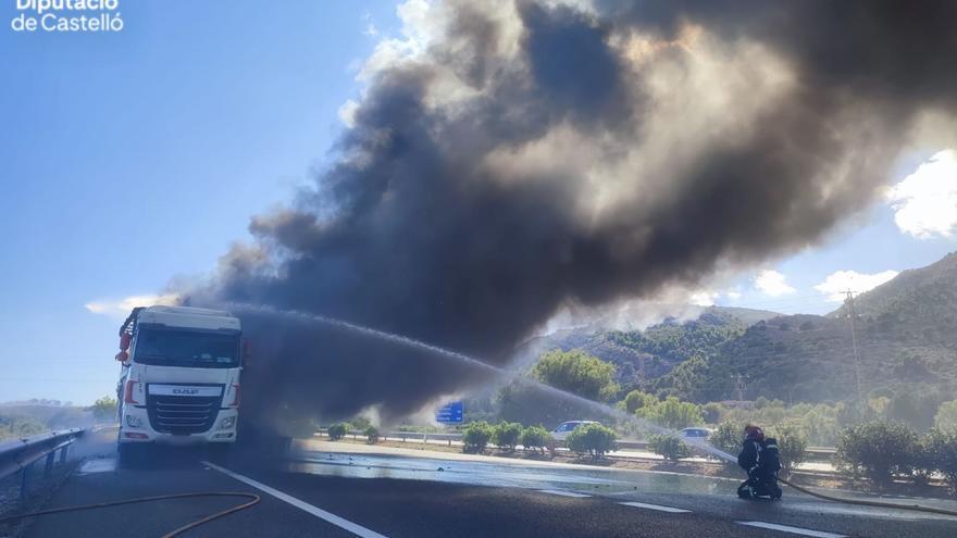 Ocho kilómetros de retenciones en la AP-7 en Orpesa al prenderse fuego un camión