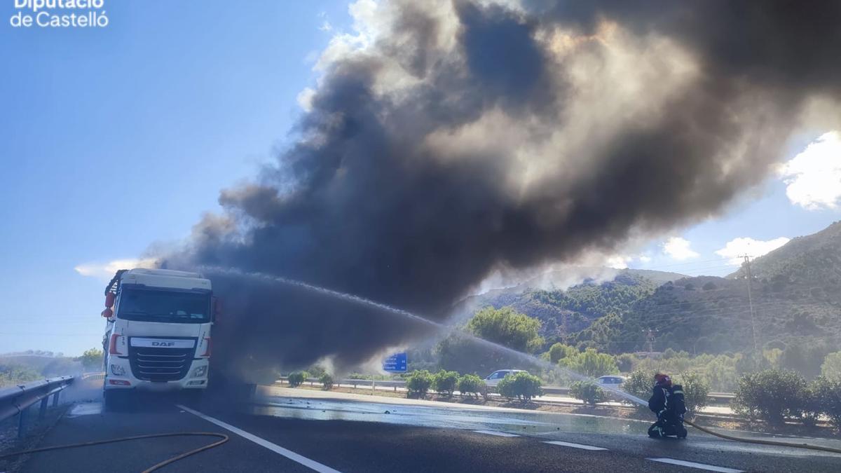 Incendio de un camión en la AP-7 a la altura de Orpesa