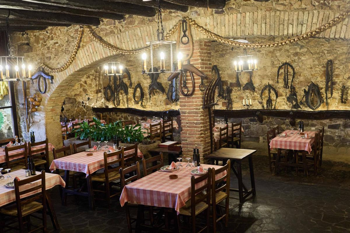 L'interior del restaurant és l'original de la masia del segle XIV.