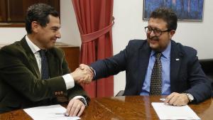 Francisco Serrano, de Vox, estrecha la mano del líder del PP en Andalucía, Juanma Moreno. 