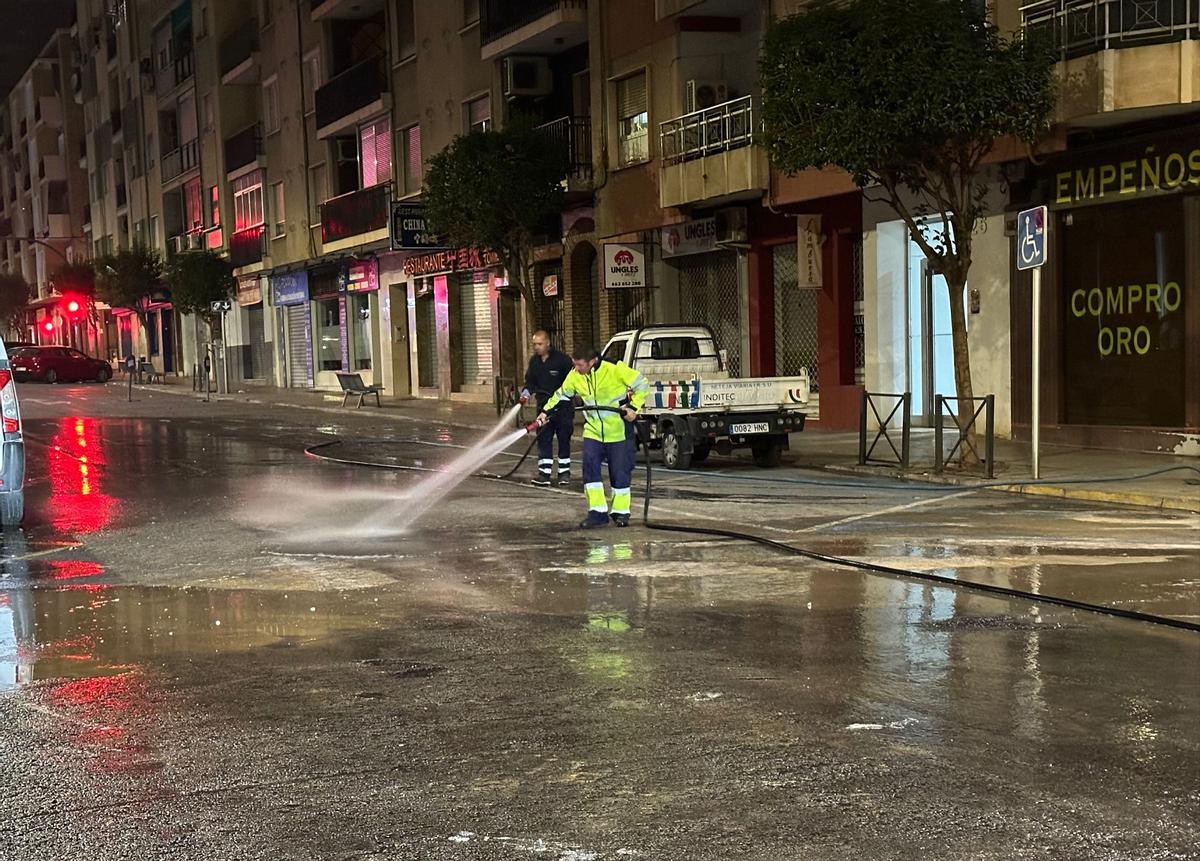 Operarios trabajando en el dispositivo de limpieza tras las Fallas 2024.