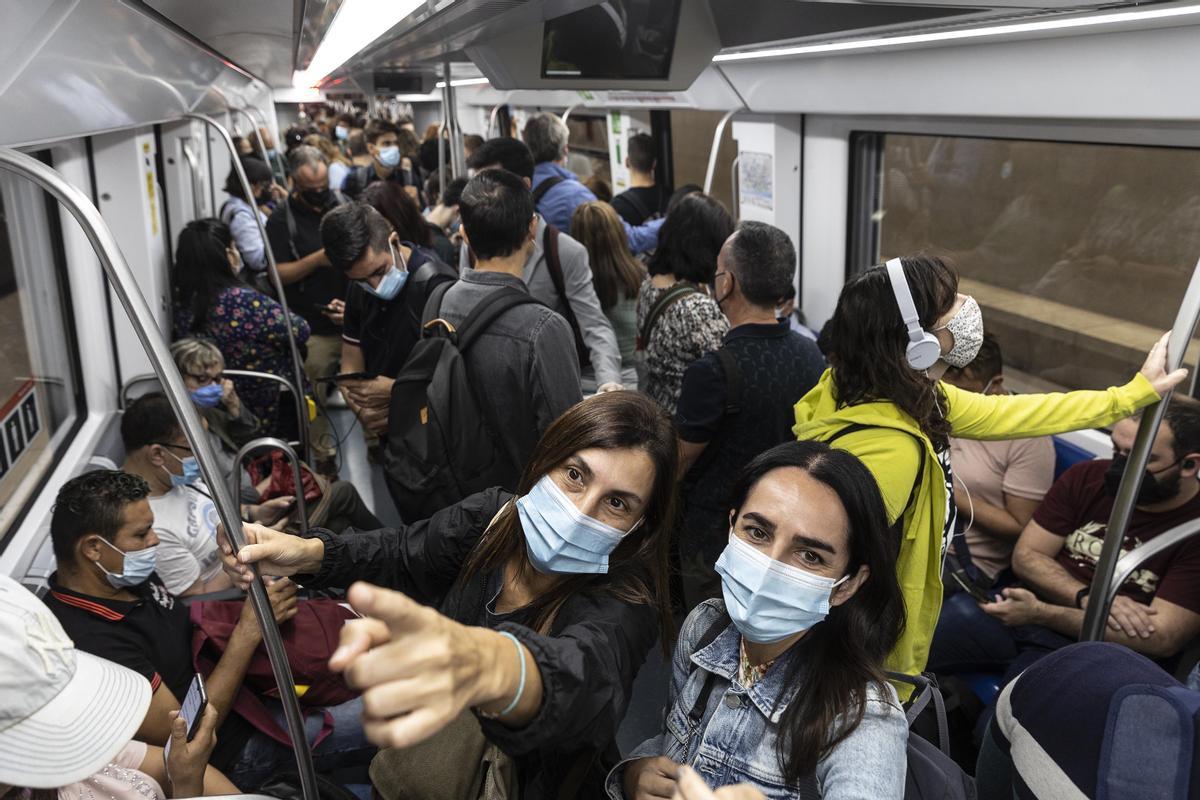 Aglomeraciones en el primer laborable del corte de la R-2 Nord y la R-11 de Rodalies en Sant Andreu