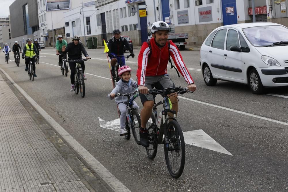 Decenas de ciclistas de todas las edades convergen en la ruta ''Bicis na primavera'' para disfrutar de un recorrido de varios kilómetros por Vigo.