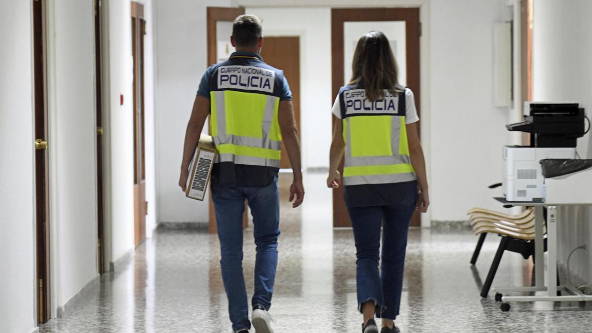 Agentes del Grupo de Homicidios especializadios en desapariciones, ayer en dependencias de la Policía Nacional en Sangonera.