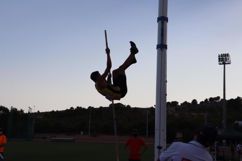 Control federativo de atletismo en Yecla