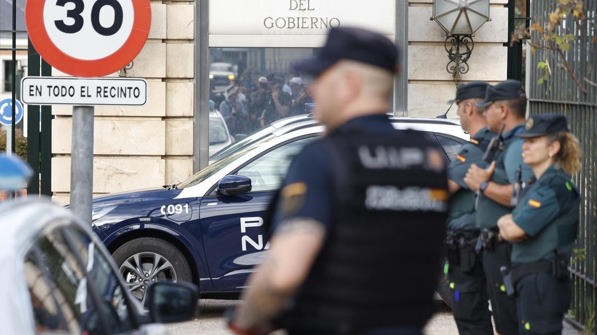 Policias y guardias civiles en el exterior de la Moncloa antes de la declaración de Sánchez por el caso Begoña Gómez.