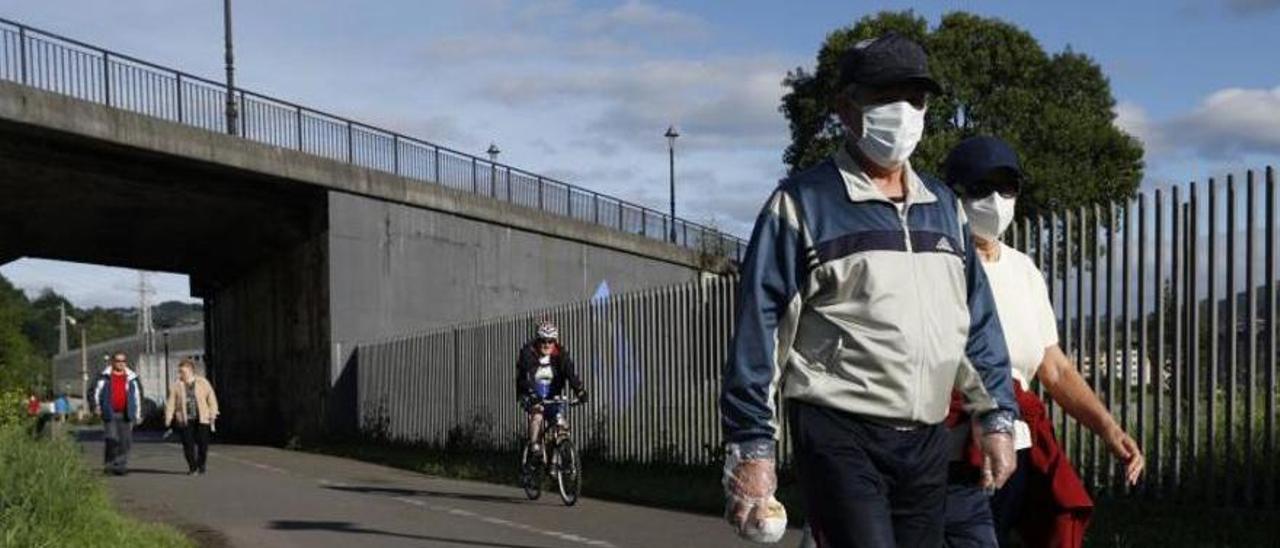 Vecinos hacen deporte en el paseo fluvial de Langreo.