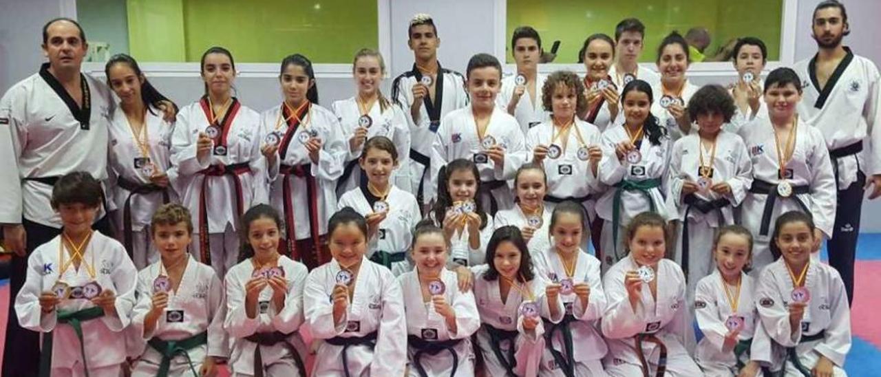 Los medallistas del club vilagarciano en el Torneo Internacional Ciudad de Pontevedra. // FDV