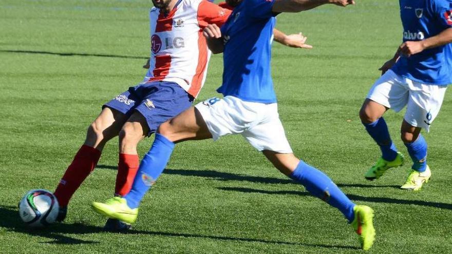 Un jugador del Bergantiños presiona a otro del Alondras. // Gonzalo Núñez