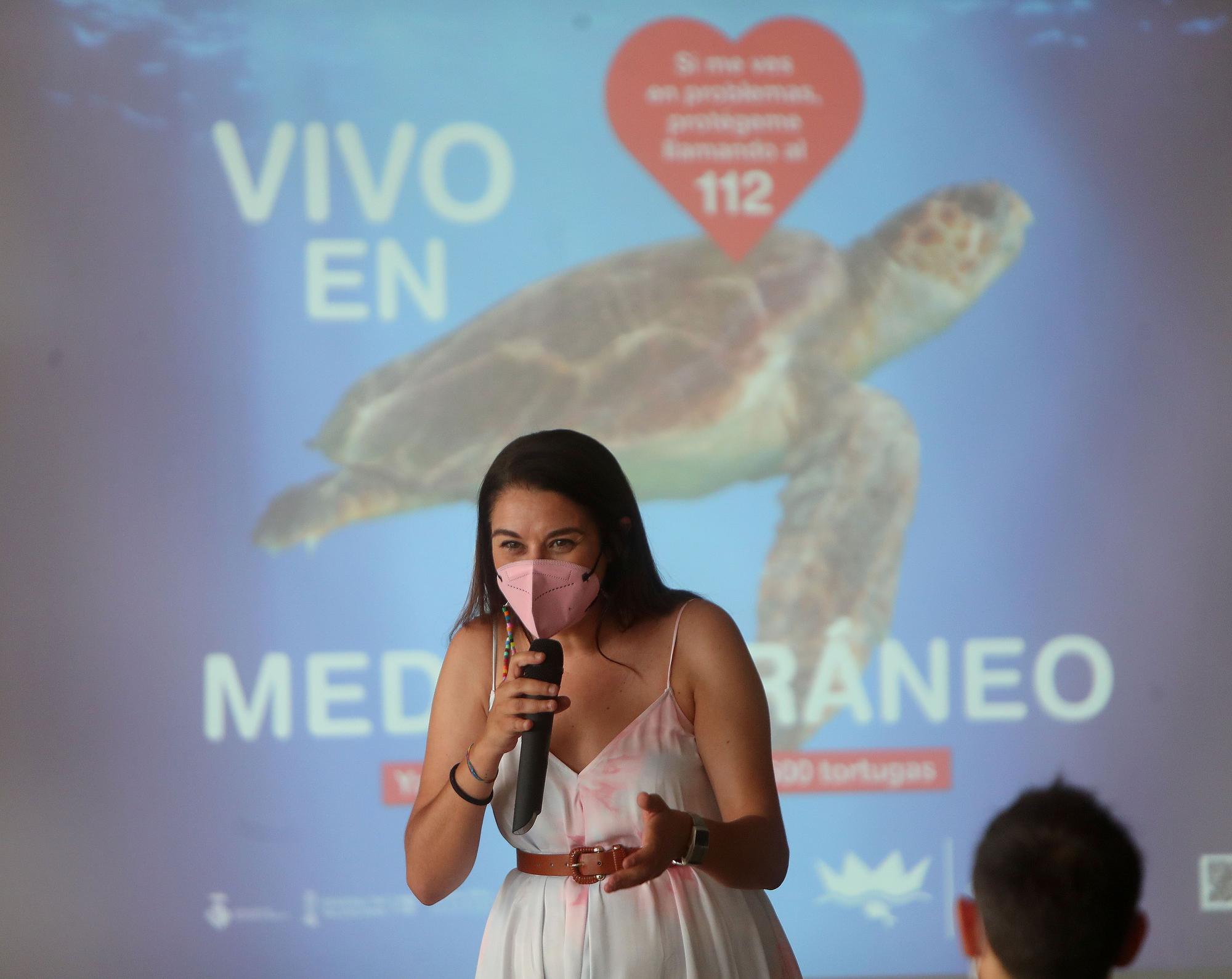 Liberación de tortugas marinas en el Parador de El Saler