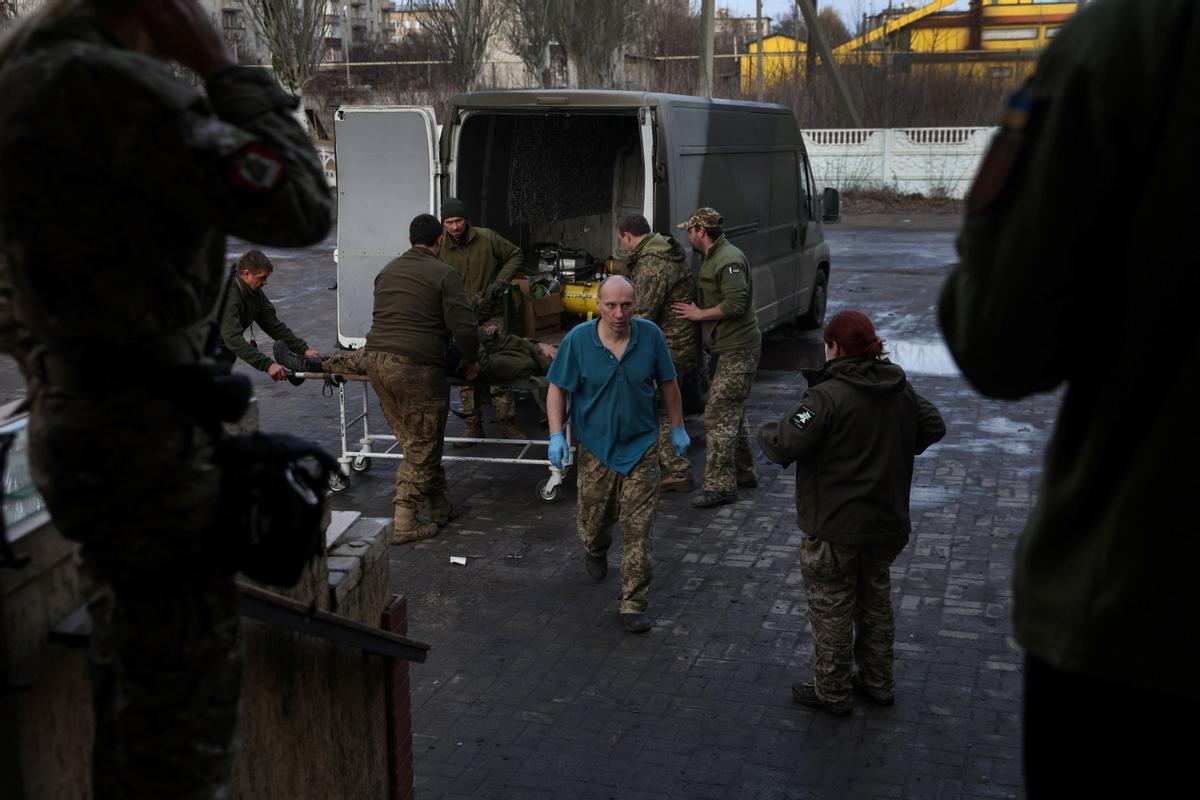 Los médicos de la unidad del Primer Hospital Móvil de Voluntarios tratan a los soldados transportados desde el frente, mientras continúa el ataque de Rusia contra Ucrania, en la región de Dombás de Ucrania.