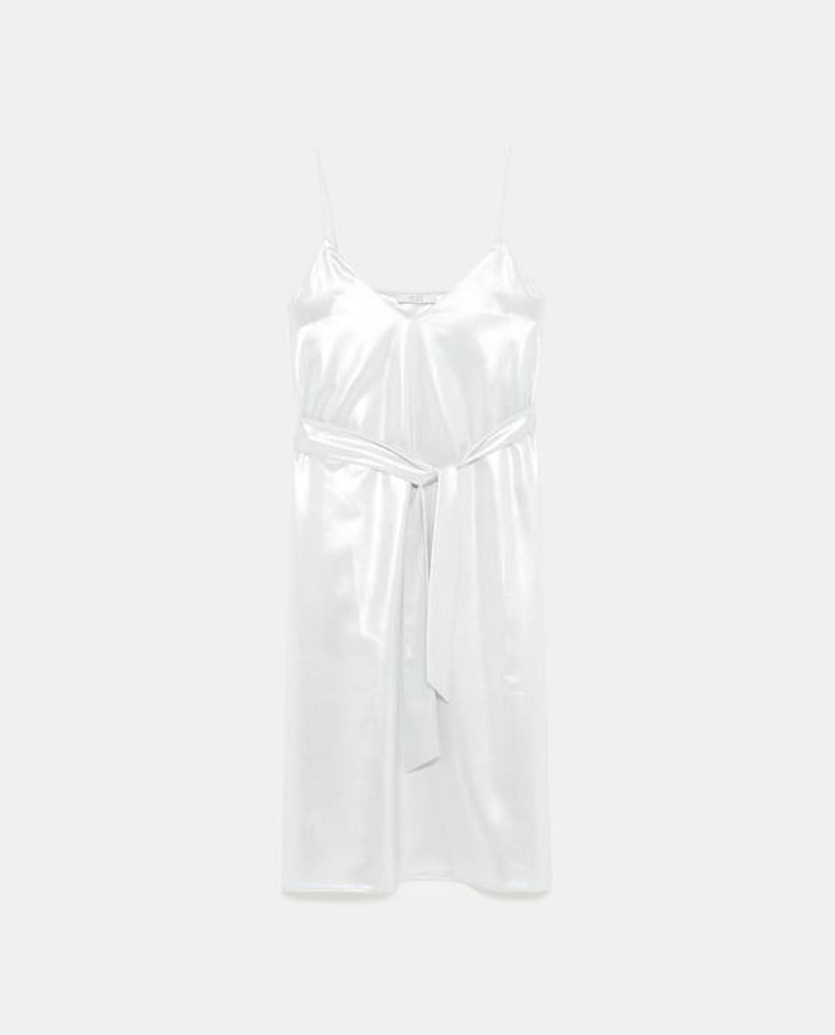 Vestido lencero de efecto metalizado de Zara. (Precio: 39, 95 euros)