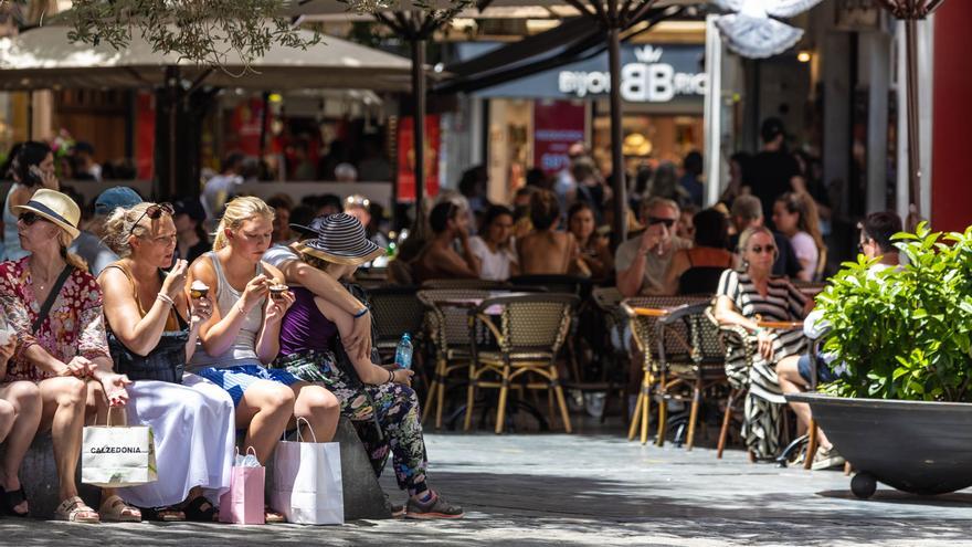 Unas chicas comen helado en Palma